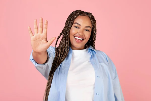 Ahoj Happy Black Velikost Žena Mává Rukou Úsměvem Kameru Pózování — Stock fotografie