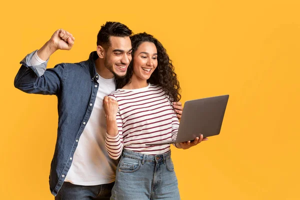 Online Winnen Vreugdevol Midden Oosten Paar Holding Laptop Vieren Succes — Stockfoto