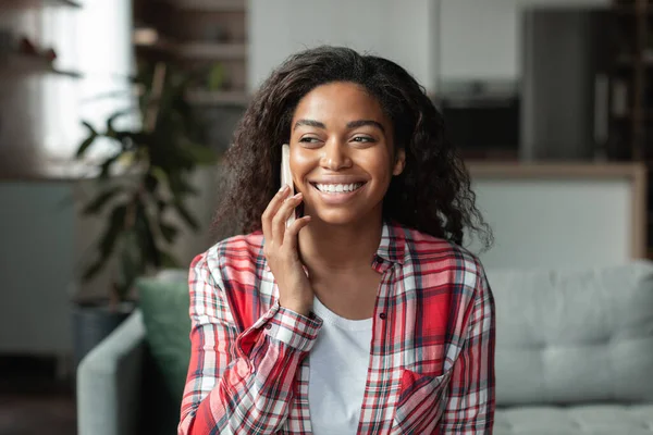 Gülümseyen Bin Yıllık Afro Amerikan Bayan Telefonla Konuşuyor Kanepede Dinleniyor — Stok fotoğraf
