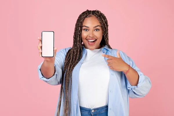 Wauw Toepassing Joyful Black Lady Toont Mobie Phone Met Blanco — Stockfoto
