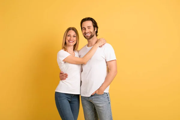 Fröhlich Attraktive Millennial Kaukasierin Umarmt Mann Weißen Shirt Genießt Romantik — Stockfoto