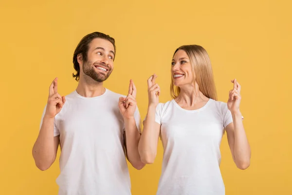 Sonriente Joven Caucásico Femenino Masculino Camisetas Blancas Pedir Deseos Dedos —  Fotos de Stock
