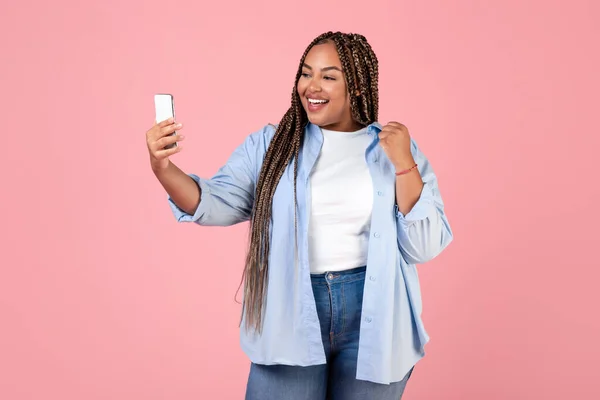 Happy African American Lady Video Calling Holding Smartphone Pózol Rózsaszín — Stock Fotó