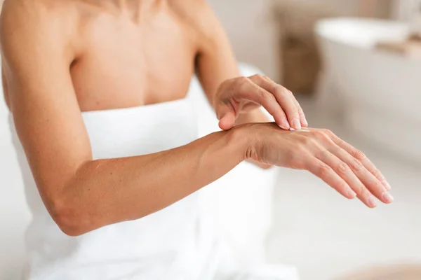 Ξηρό Δέρμα Θεραπεία Αναγνωρίσιμη Μεσήλικη Γυναίκα Που Εφαρμόζει Κρέμα Χεριών — Φωτογραφία Αρχείου