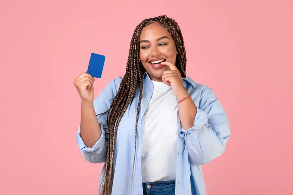 Brincalhão Africano Americano Feminino Shopaholic Segurando Cartão Crédito Sonhando Sobre — Fotografia de Stock