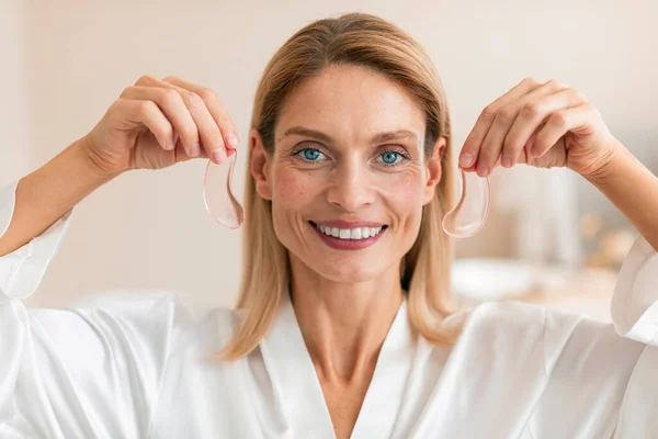 Nowoczesna Kosmetologia Plastry Przeciwzmęczeniowe Pod Oczami Szczęśliwy Dojrzałe Kobieta Gospodarstwa — Zdjęcie stockowe