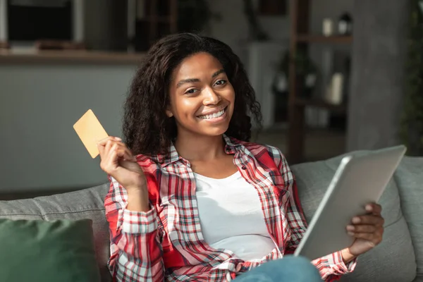 Glad Tusenårig Afrikansk Amerikansk Kvinna Använda Tablett Och Kreditkort Njuta — Stockfoto