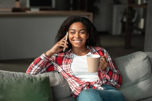 Tusenårig Svart Kvinna Med Kopp Dryck Njuta Fritid Prata Telefon — Stockfoto