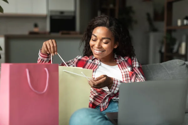 Glad Tusenårig Afrikansk Amerikansk Dam Med Laptop Sitter Soffan Och — Stockfoto