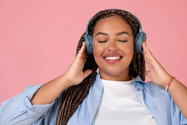Happy African American Female Listening Music Online Nošení Sluchátek Těší — Stock fotografie