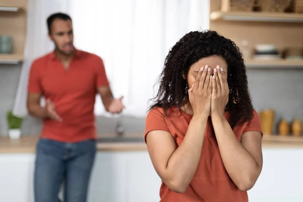 悲愤的千年黑人男性责备着哭泣 冒犯了厨房里的女性 腾出了空间 Covid 19大流行病期间的争吵 关系问题和家庭暴力 — 图库照片