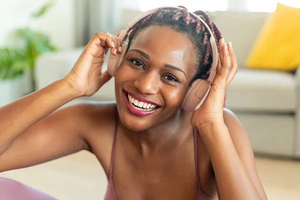 Портрет Счастливой Африканской Американки Наслаждающейся Любимым Плейлистом Время Домашней Тренировки — стоковое фото