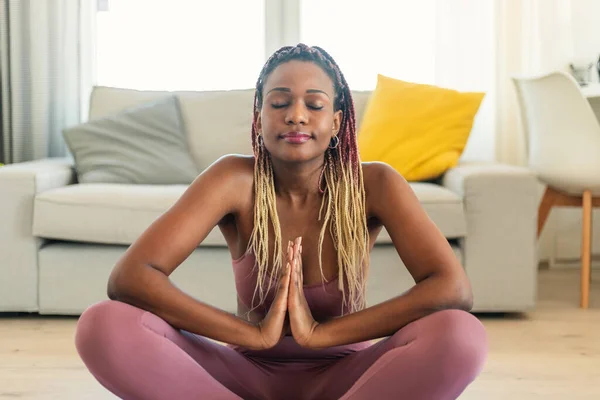 Friedliche Afrikanisch Amerikanische Dame Sitzt Lotus Pose Meditiert Mit Geschlossenen — Stockfoto