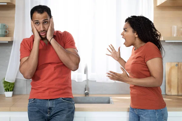愤怒而又咄咄逼人的年轻黑人妻子责备被冒犯的丈夫 承受着厨房内部的压力和压力 家庭中的人类情感 离婚和丑闻关系问题 — 图库照片