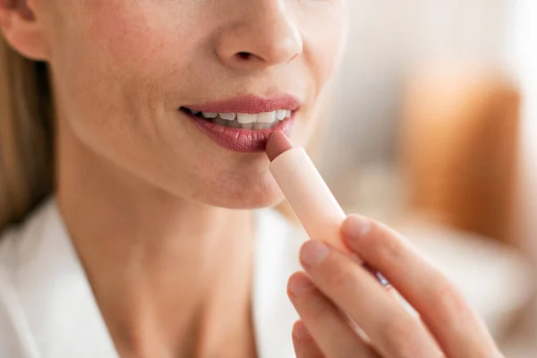 Μεσήλικη Γυναίκα Που Βάζει Γυμνό Κραγιόν Στα Χείλη Της Όμορφη — Φωτογραφία Αρχείου