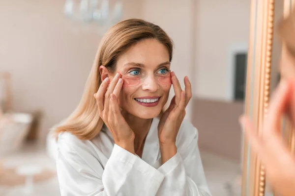 Aging Hydratační Oční Maska Ošetření Kosmetologie Šťastná Žena Středního Věku — Stock fotografie