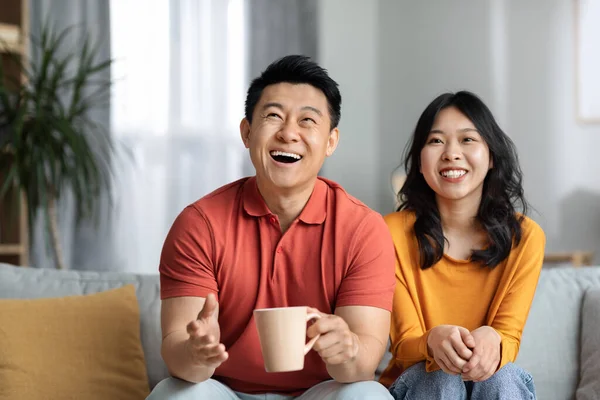 Gelukkig Aziatische Middelbare Leeftijd Man Jonge Mooie Vrouw Zitten Bank — Stockfoto