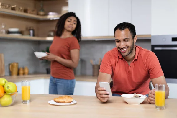Eifersüchtige Schwarze Millennial Frau Schaut Ihren Mann Während Beim Frühstück — Stockfoto