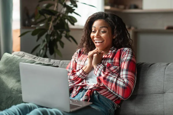 Dizüstü Bilgisayarlı Mutlu Afro Amerikan Kadın Zaferi Kutluyor Oturma Odasındaki — Stok fotoğraf