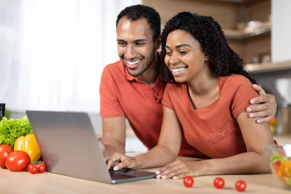 Ler Tusenårig Svart Man Och Kvinna Vid Bordet Med Ekologiska — Stockfoto