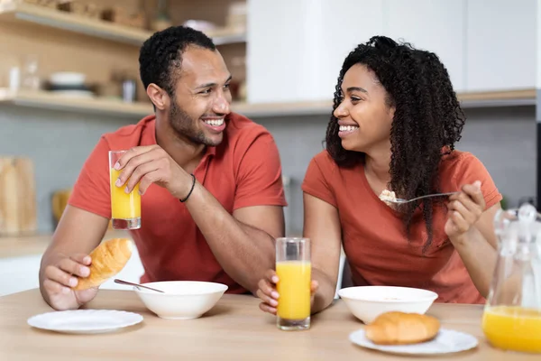 Riendo Guapo Millennial Negro Esposa Marido Disfrutar Del Desayuno Juntos — Foto de Stock