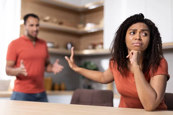 可悲的千年黑人对妻子咒骂 女人对厨房内部的争吵视而不见 Covid 19大流行期间的关系问题 家庭丑闻 家庭暴力和人的情感 — 图库照片