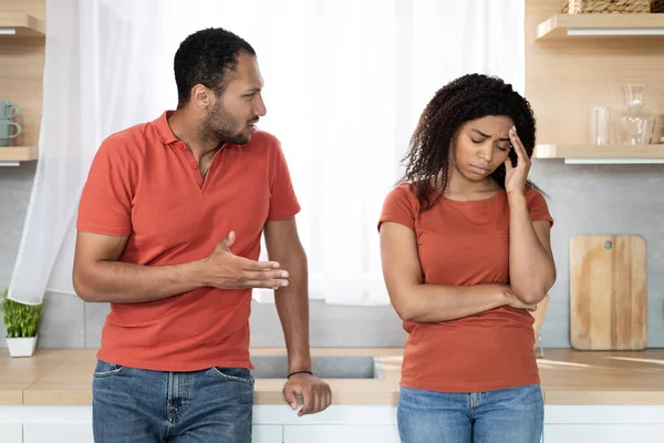 愤怒的千年黑人男性责骂被冒犯的妻子 在厨房的内部承受着压力和压力 人们的情绪 感情问题和家庭破裂 — 图库照片