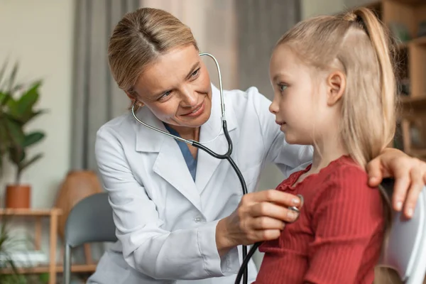 Cardiologue Attentionnée Tenant Stéthoscope Écoutant Une Jeune Fille Patiente Lors — Photo