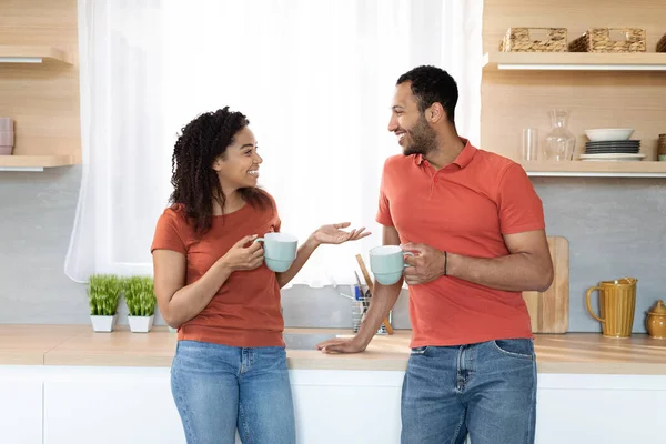 Alegre Señora Milenaria Negro Masculino Con Tazas Café Hablando Disfrutar — Foto de Stock