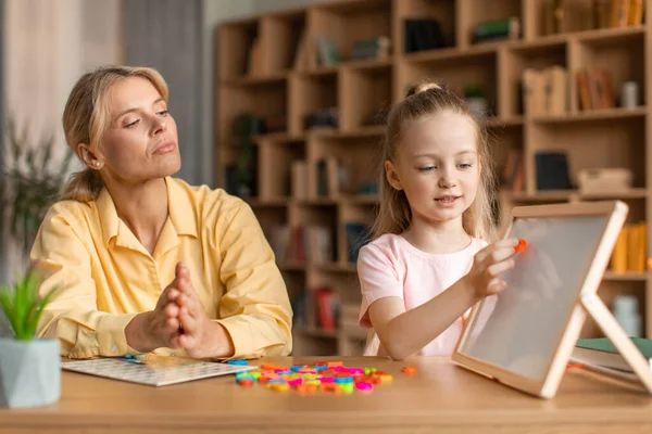 Χαρούμενη Δασκάλα Που Διδάσκει Αξιολάτρευτο Κοριτσάκι Αλφάβητο Ειδικός Ανάπτυξης Παιδιών — Φωτογραφία Αρχείου