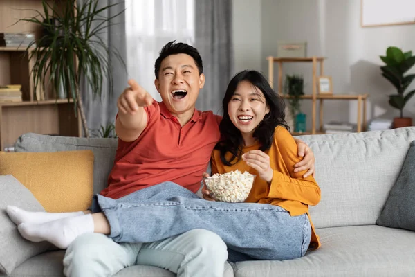 Amando Casal Chinês Assistindo Filme Comédia Juntos Casa Feliz Asiático — Fotografia de Stock