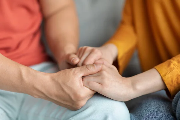 Händerna Kramande Man Och Kvinna Beskärs Oigenkännliga Älskare Sitter Soffan — Stockfoto