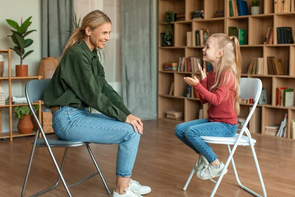 Glada Söt Liten Flicka Barn Psykologer Kontor Sitter Stol Framför — Stockfoto