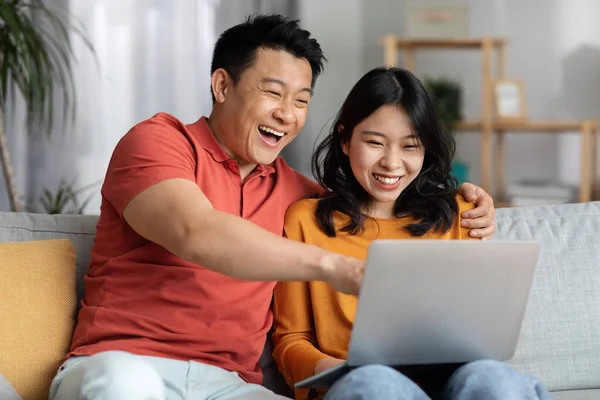 Retrato Cônjuges Coreanos Alegres Usando Laptop Juntos Casa Feliz Asiático — Fotografia de Stock