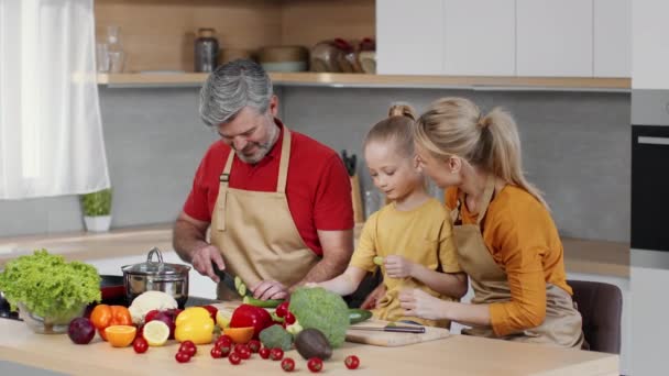 Przytulny Rodzinny Weekend Szczęśliwi Rodzice Średnim Wieku Przygotowują Obiad Razem — Wideo stockowe