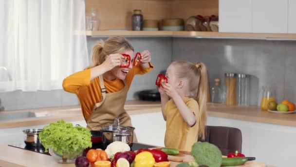 Młoda Szczęśliwa Matka Bawiąca Się Swoją Córeczką Udająca Nosi Okulary — Wideo stockowe