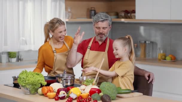 Kul Köket Lycklig Familj Tre Som Lagar Middag Tillsammans Köket — Stockvideo