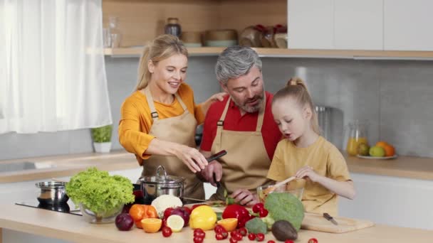 Blog Culinario Carino Bambina Preparare Insalata Fresca Con Suo Papà — Video Stock
