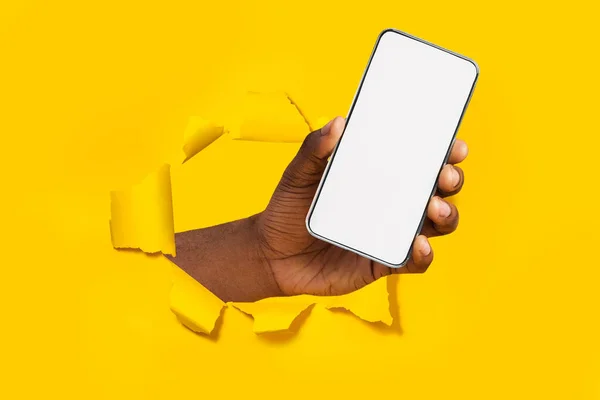Africká Americká Mužská Ruka Držící Smartphone Bílou Prázdnou Obrazovkou Zobrazující — Stock fotografie