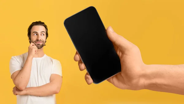 Umfangreiche Millennial Europäer Schauen Auf Ein Riesiges Smartphone Mit Leerem — Stockfoto