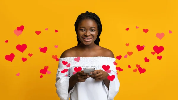 Comunicação Móvel Colagem Retrato Feliz Jovem Mulher Negra Segurando Smartphone — Fotografia de Stock