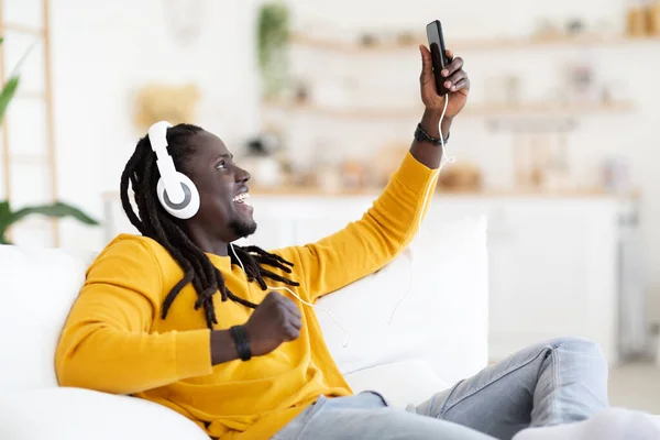 Lazer Favorito Alegre Preto Cara Dançando Enquanto Ouvir Música Smartphone — Fotografia de Stock