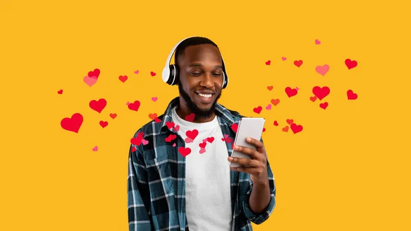 Happy Black Guy Using Phone Wearing Headphones Listening Great Romantic — стоковое фото