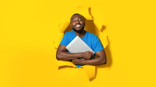 Gadget Minnaar Gelukkig Zwarte Man Knuffelen Laptop Computer Glimlachen Poseren — Stockfoto