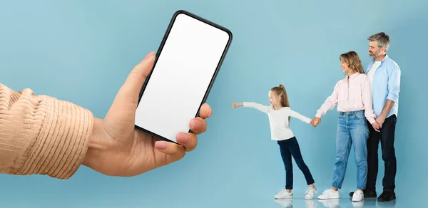 Веселий Молодий Європеєць Маленькою Дівчинкою Вказує Величезний Смартфон Чистим Екраном — стокове фото