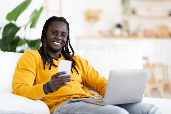 Tecnologías Modernas Hombre Negro Millennial Usando Smartphone Portátil Casa Sonriendo —  Fotos de Stock