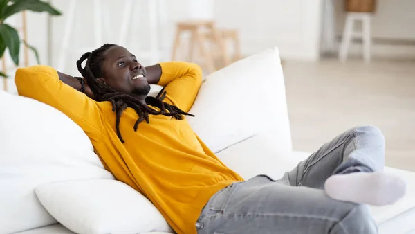 Χαλαρωτικό Σαββατοκύριακο Ευτυχισμένος Χαμογελαστός Νεαρός Μαύρος Άνδρας Ακουμπά Πίσω Στον — Φωτογραφία Αρχείου
