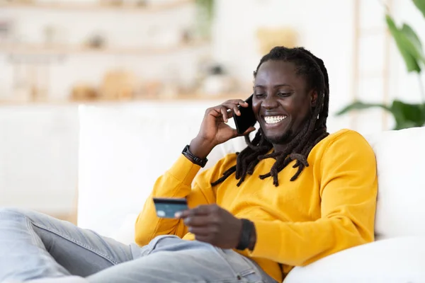 Online Bankovnictví Veselý Afroameričan Mluví Mobilu Drží Kreditní Kartu Zatímco — Stock fotografie
