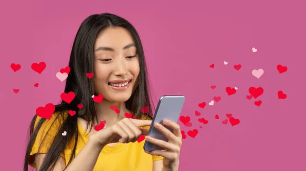 Vidám Gyönyörű Fiatal Ázsiai Hölgy Használ Okostelefon Üzenetküldés Barátjával Sms — Stock Fotó