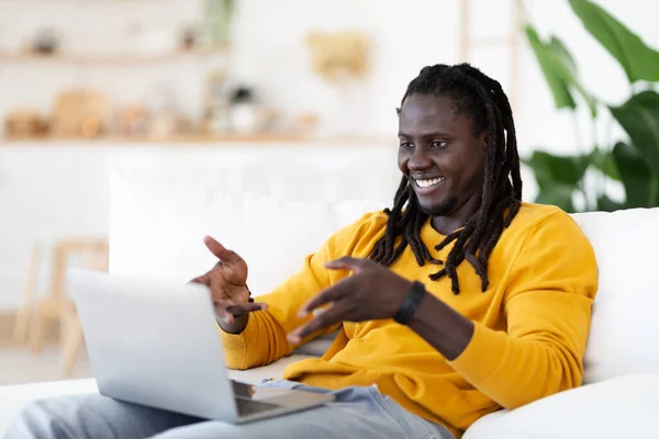 Comunicación Distancia Sonriente Hombre Negro Haciendo Videollamada Ordenador Portátil Mientras —  Fotos de Stock